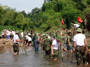 Lực lượng dự bị động viên huấn luyện kết hợp làm công tác dân vận tại xã Tú Sơn (Kim Bôi).Ảnh: Tuấn Anh (Bộ CHQS tỉnh)

